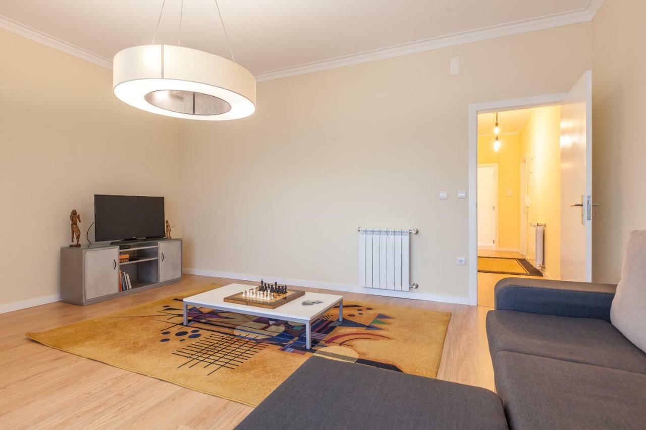 Feel At - Free Private Parking Apartment